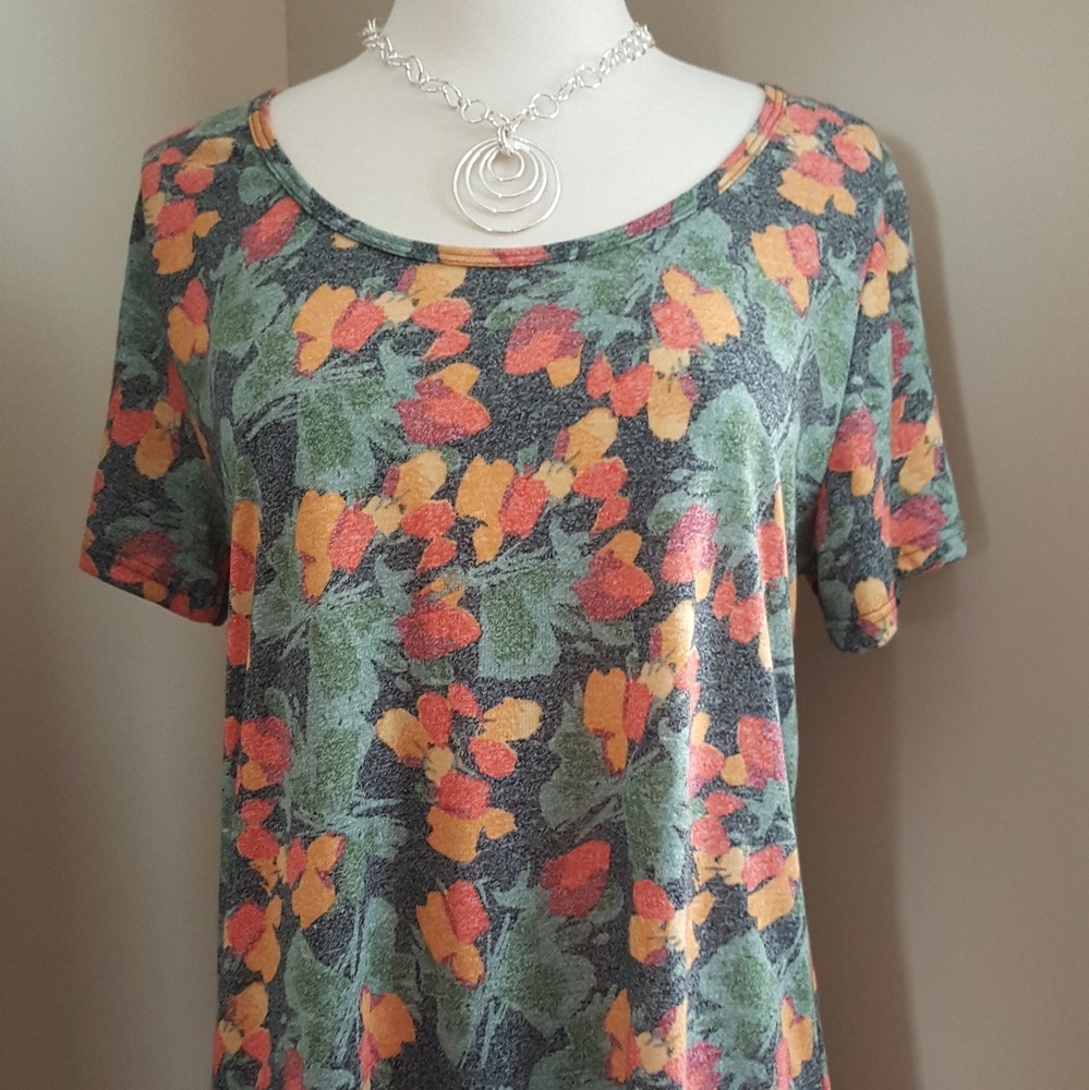 Gently Used Lularoe Classic Tee - MED